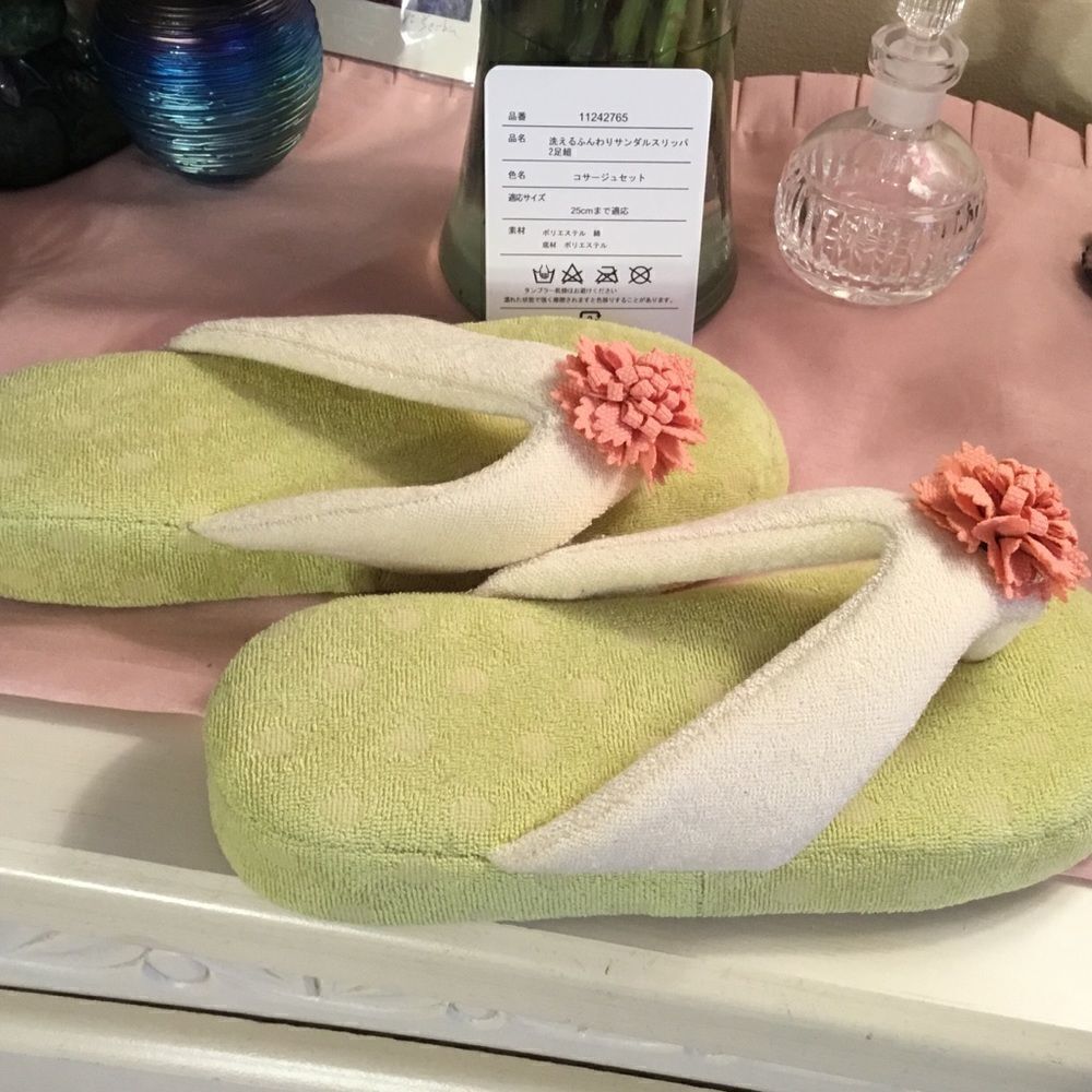 New in bag. Women’s Padded Terry Cloth slippers with Floral Touch.